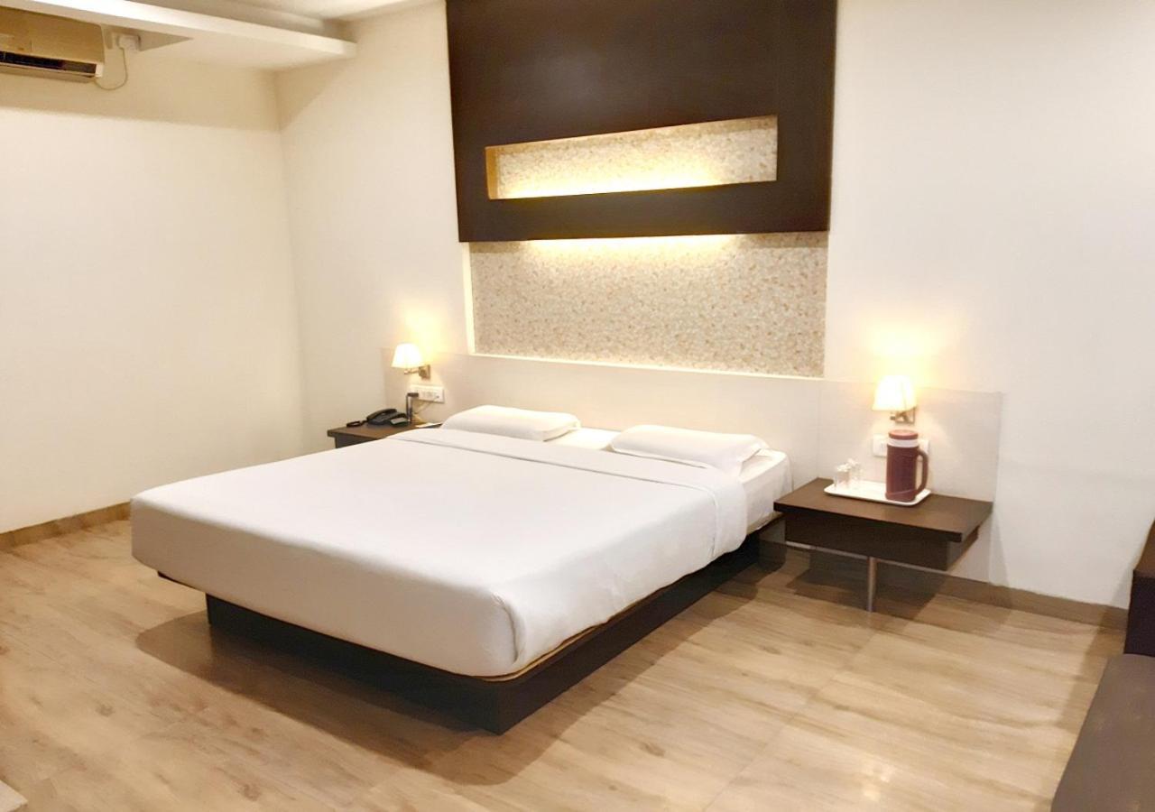 Hotel Adarsha Palace Belgaum Buitenkant foto