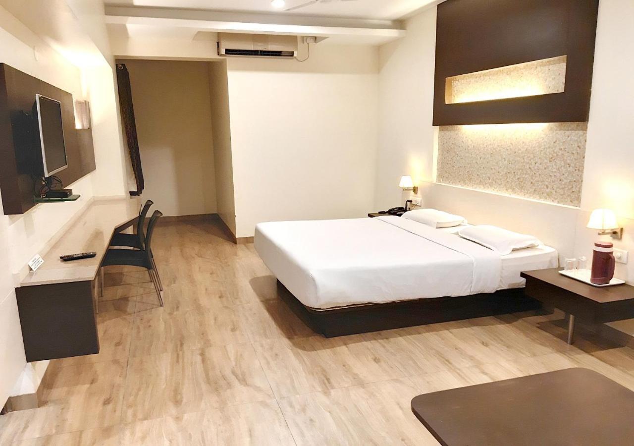 Hotel Adarsha Palace Belgaum Buitenkant foto